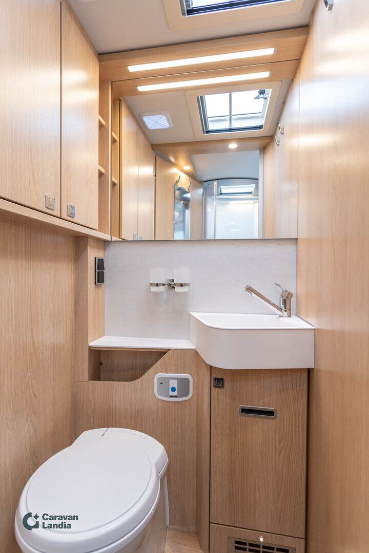 Hymer B-ModernComfort T 690 417 CDI 170hv **ALENSIMME HINTAA 10.000, HETI TOIMITUKSEEN, SAAREKEVUODE, LASKUVUODE, HUIPPUVARUSTEET**, kuva 10