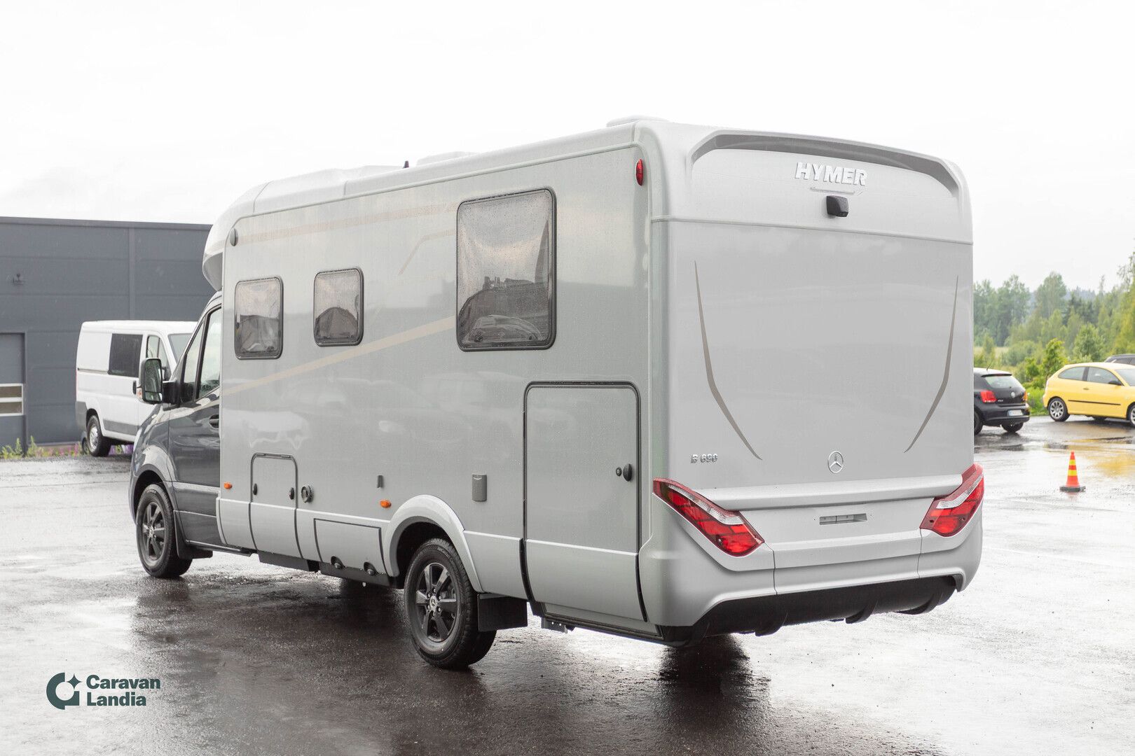 Hymer B-ModernComfort T 690 417 CDI 170hv **ALENSIMME HINTAA 10.000, HETI TOIMITUKSEEN, SAAREKEVUODE, LASKUVUODE, HUIPPUVARUSTEET**, kuva 3