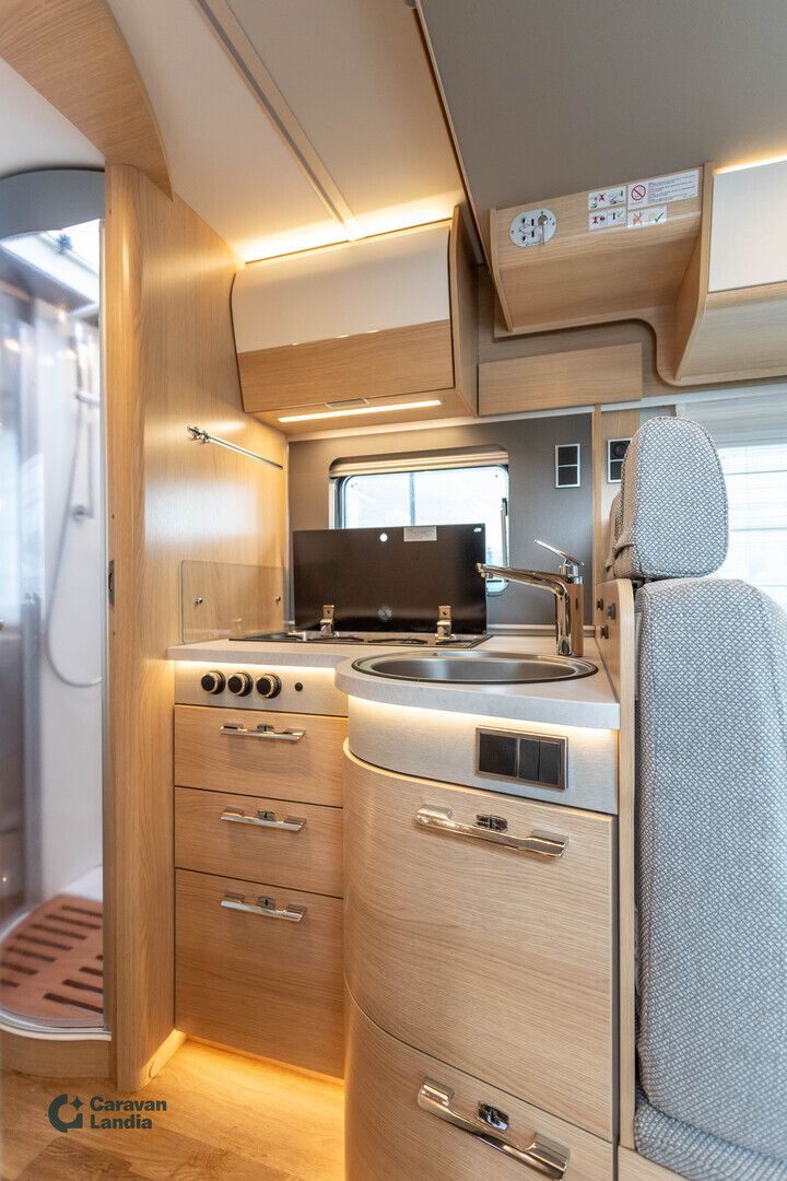 Hymer B-ModernComfort T 690 417 CDI 170hv **ALENSIMME HINTAA 10.000, HETI TOIMITUKSEEN, SAAREKEVUODE, LASKUVUODE, HUIPPUVARUSTEET**, kuva 8