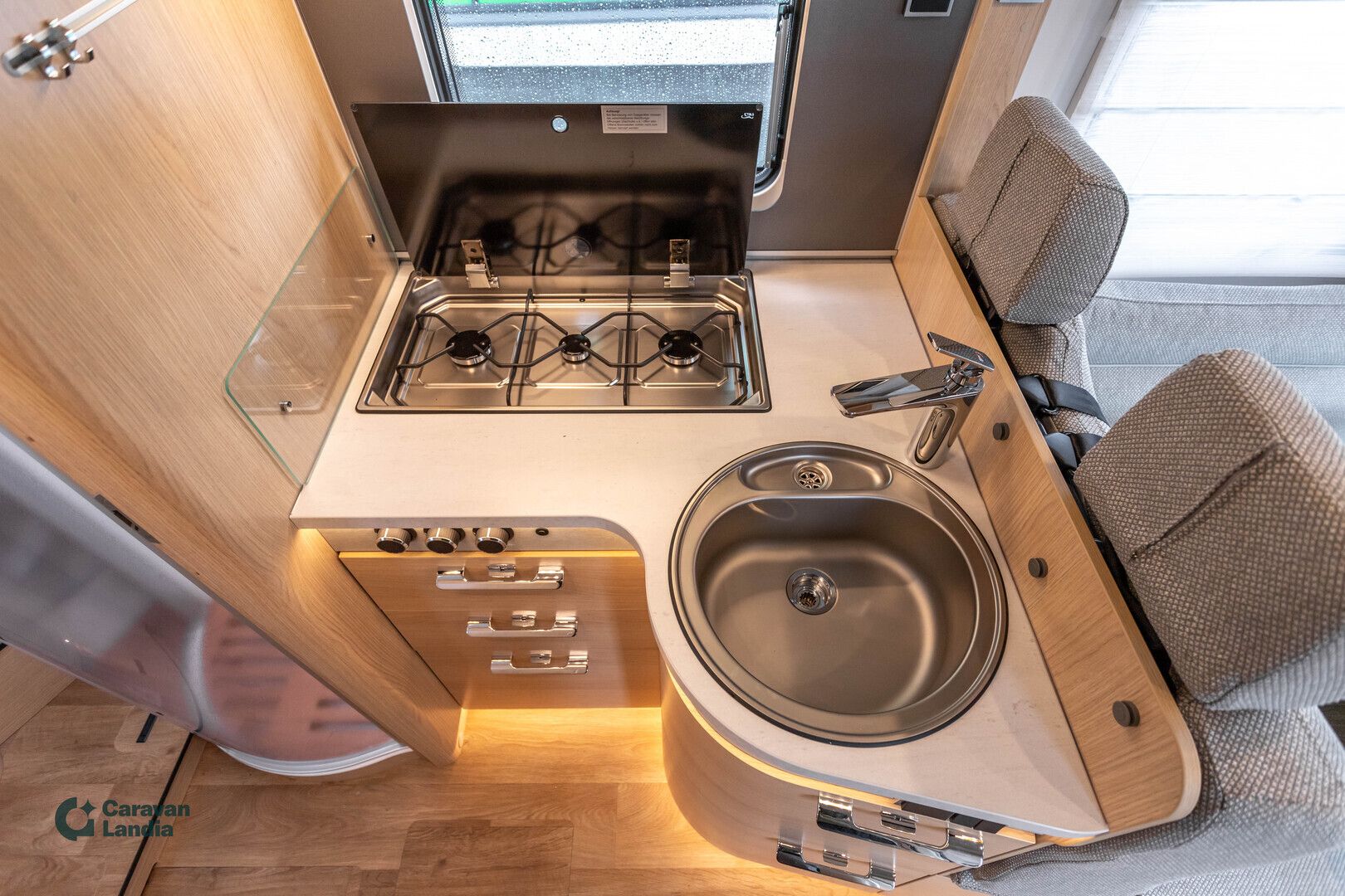 Hymer B-ModernComfort T 690 417 CDI 170hv **ALENSIMME HINTAA 10.000, HETI TOIMITUKSEEN, SAAREKEVUODE, LASKUVUODE, HUIPPUVARUSTEET**, kuva 9