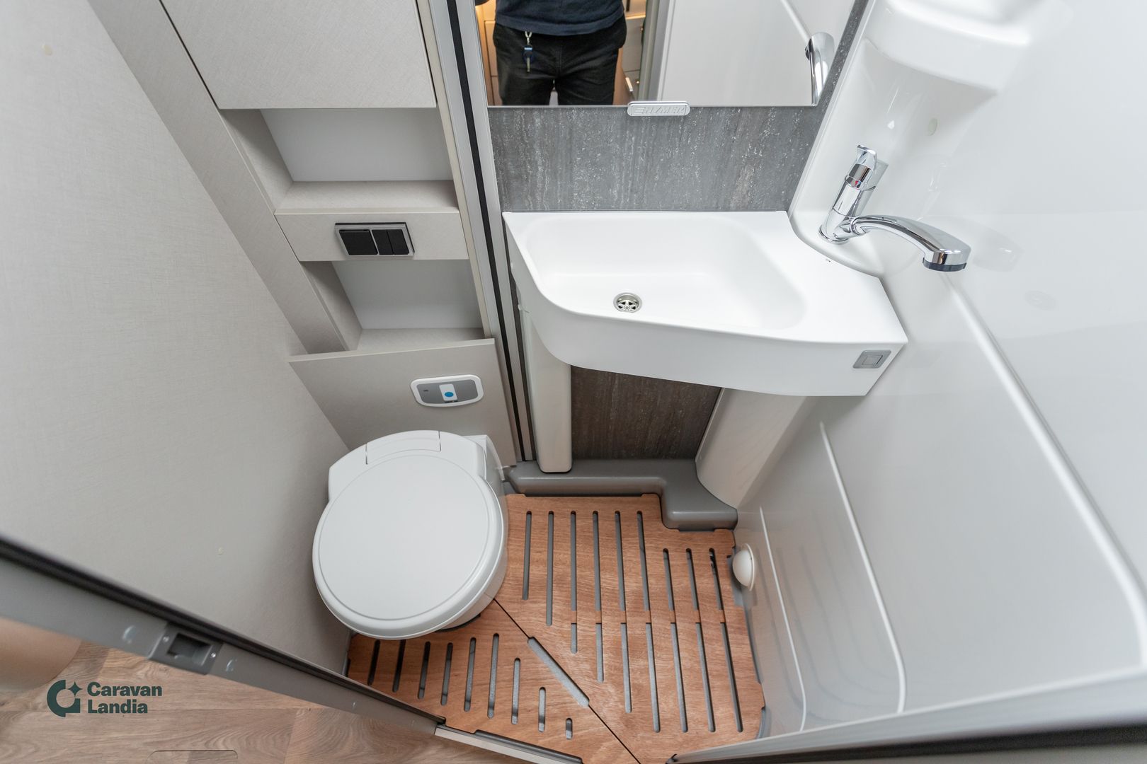 Hymer Tramp S 585 417 CDI 170hv ** ALENSIMME HINTAA 10.000€, HETI TOIMITUKSEEN,TRUMA-DIESEL, HUBBET, ERILLISVUOTEET **, kuva 12