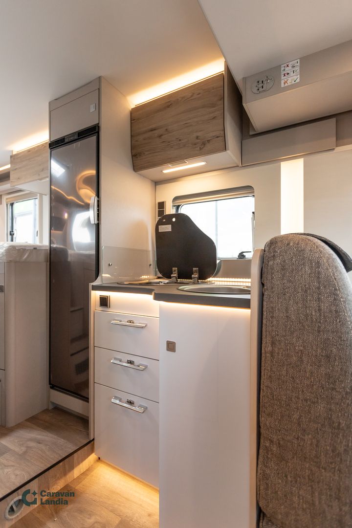 Hymer Tramp S 585 417 CDI 170hv ** ALENSIMME HINTAA 10.000€, HETI TOIMITUKSEEN,TRUMA-DIESEL, HUBBET, ERILLISVUOTEET **, kuva 9
