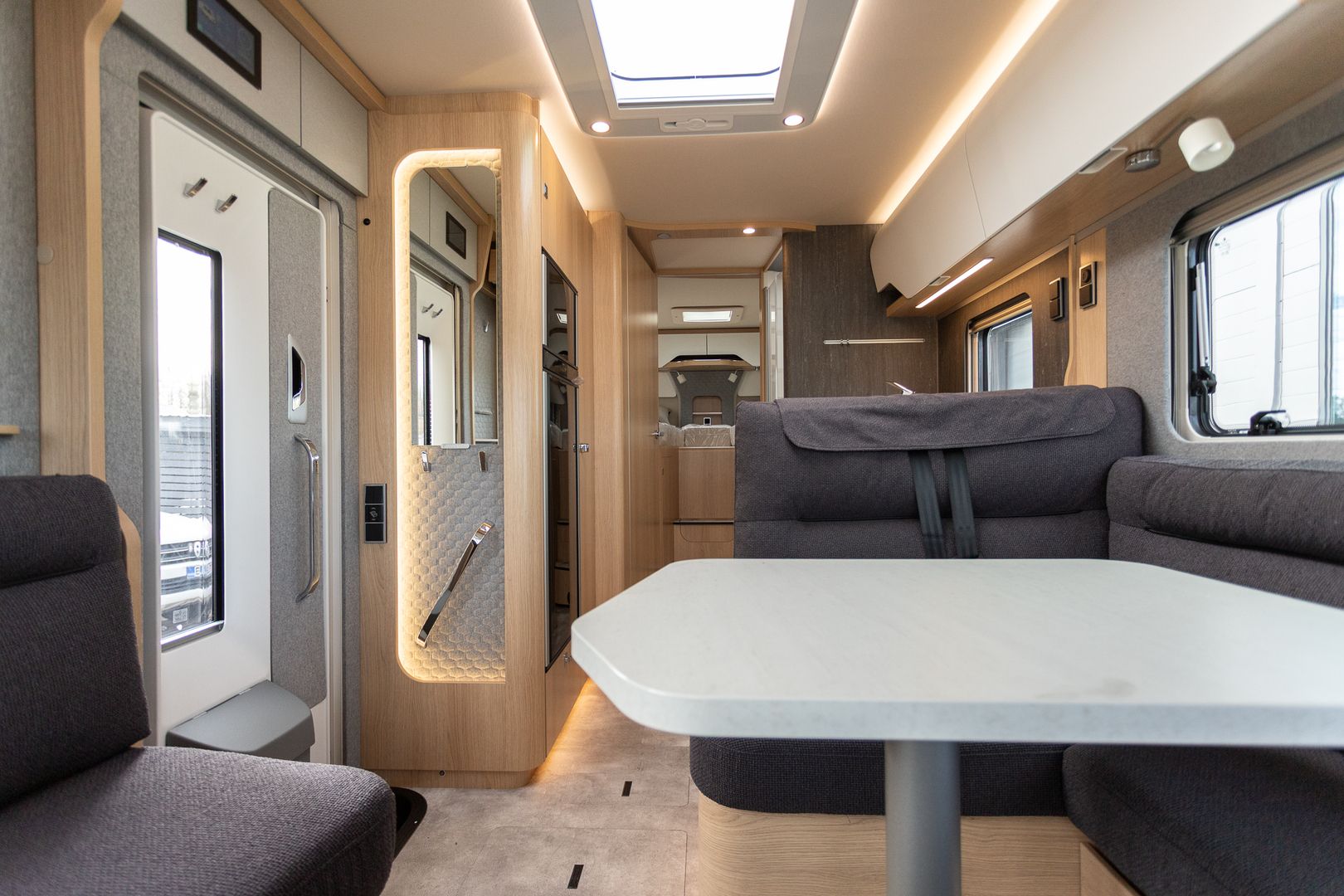 Hymer B-Masterline I 780 Blackline 417 CDI 170hv ** HETI TOIMITUKSEEN, ERILLISVUOTEET, BLACKLINE VARUSTUS, ALDE VARUSTUS **, kuva 14