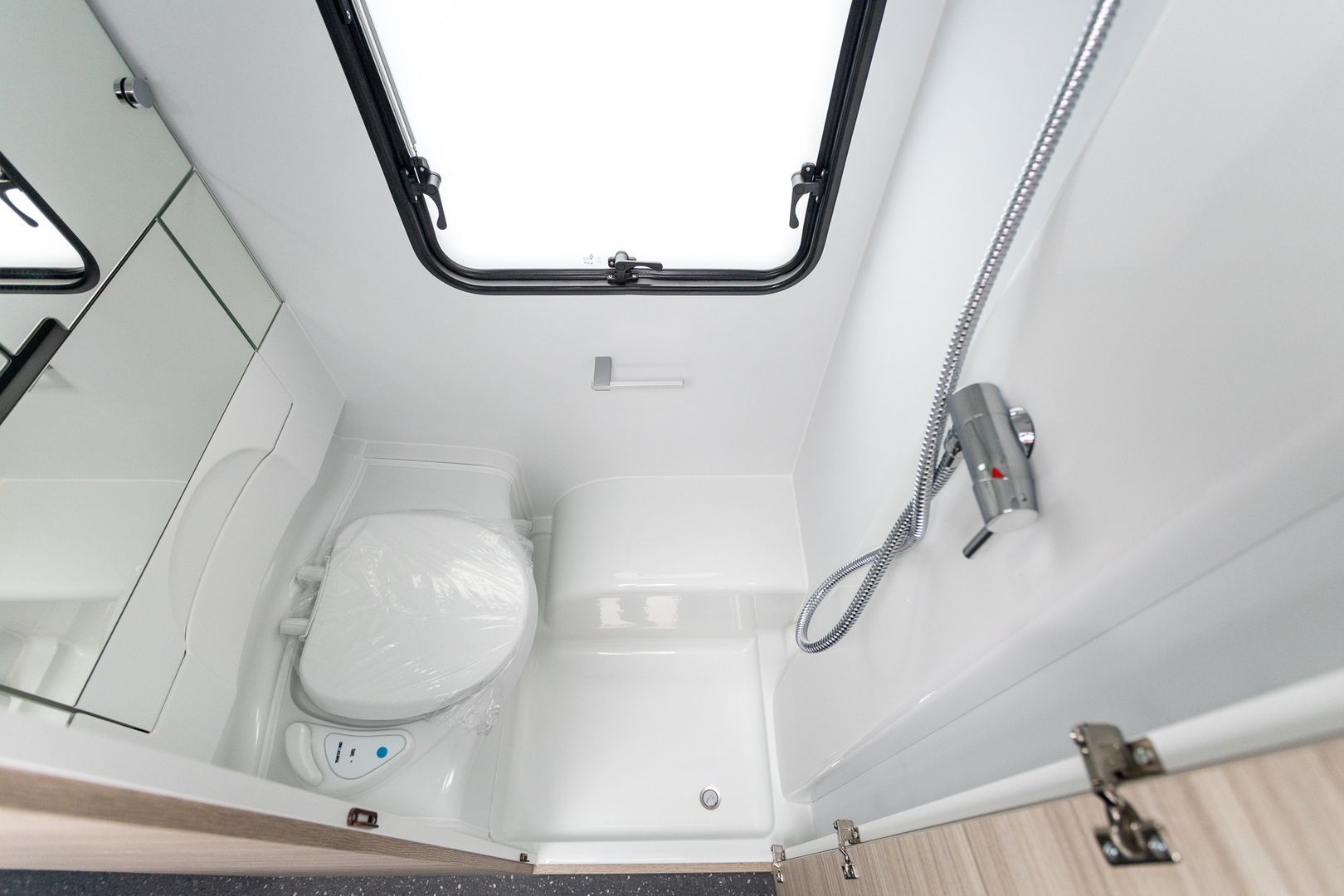 Adria Altea 492 LU ** HETI TOIMITUKSEEN, PLUS-PAKETTI, LATTIALÄMMITYS **, kuva 16