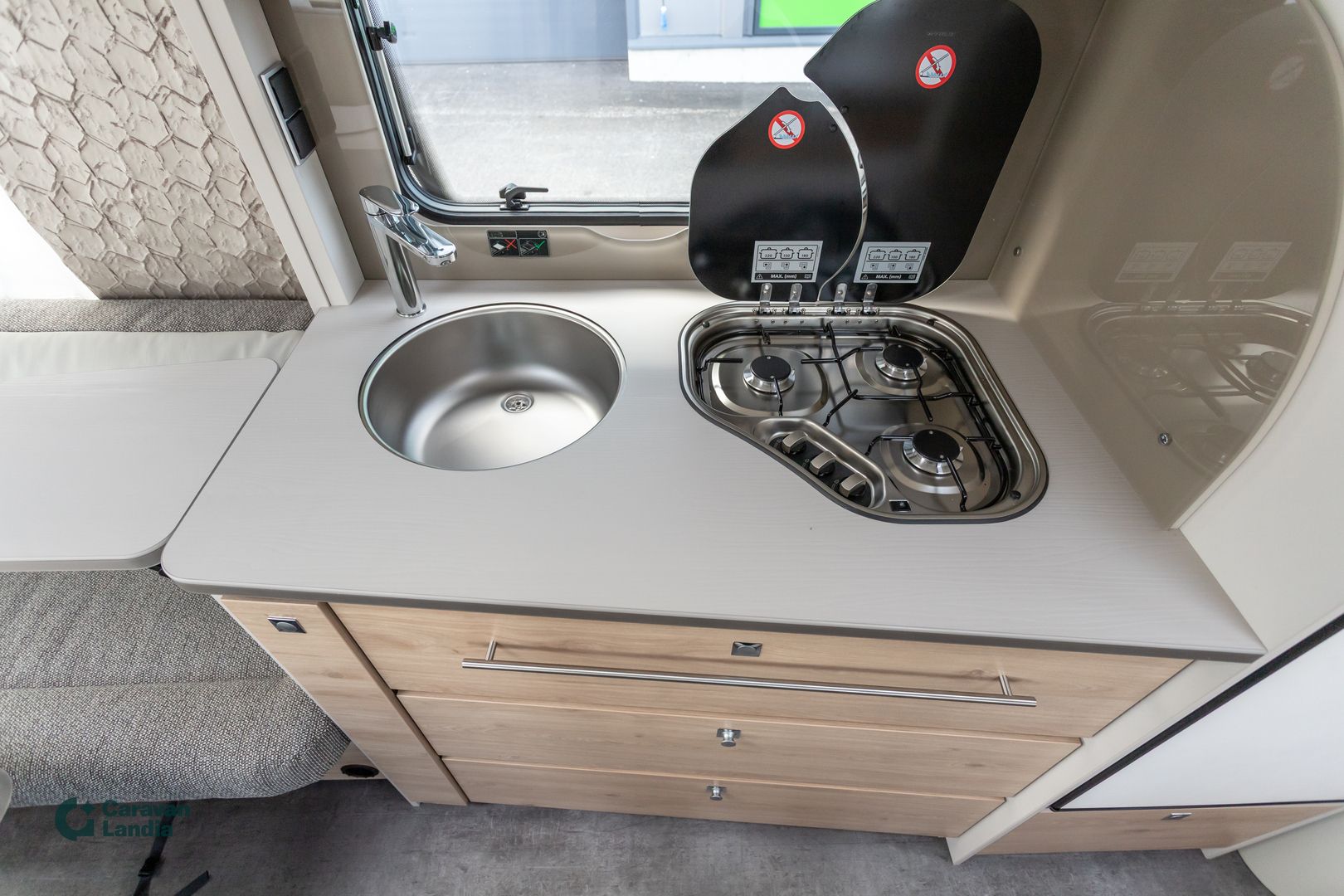 Dethleffs Nomad 760 DR ** HINTAA LASKETTU 5000€, TRUMA-SÄHKÖPATRUUNA, SAAREKEVUODE, ISO-PÖYTÄRYHMÄ **, kuva 10