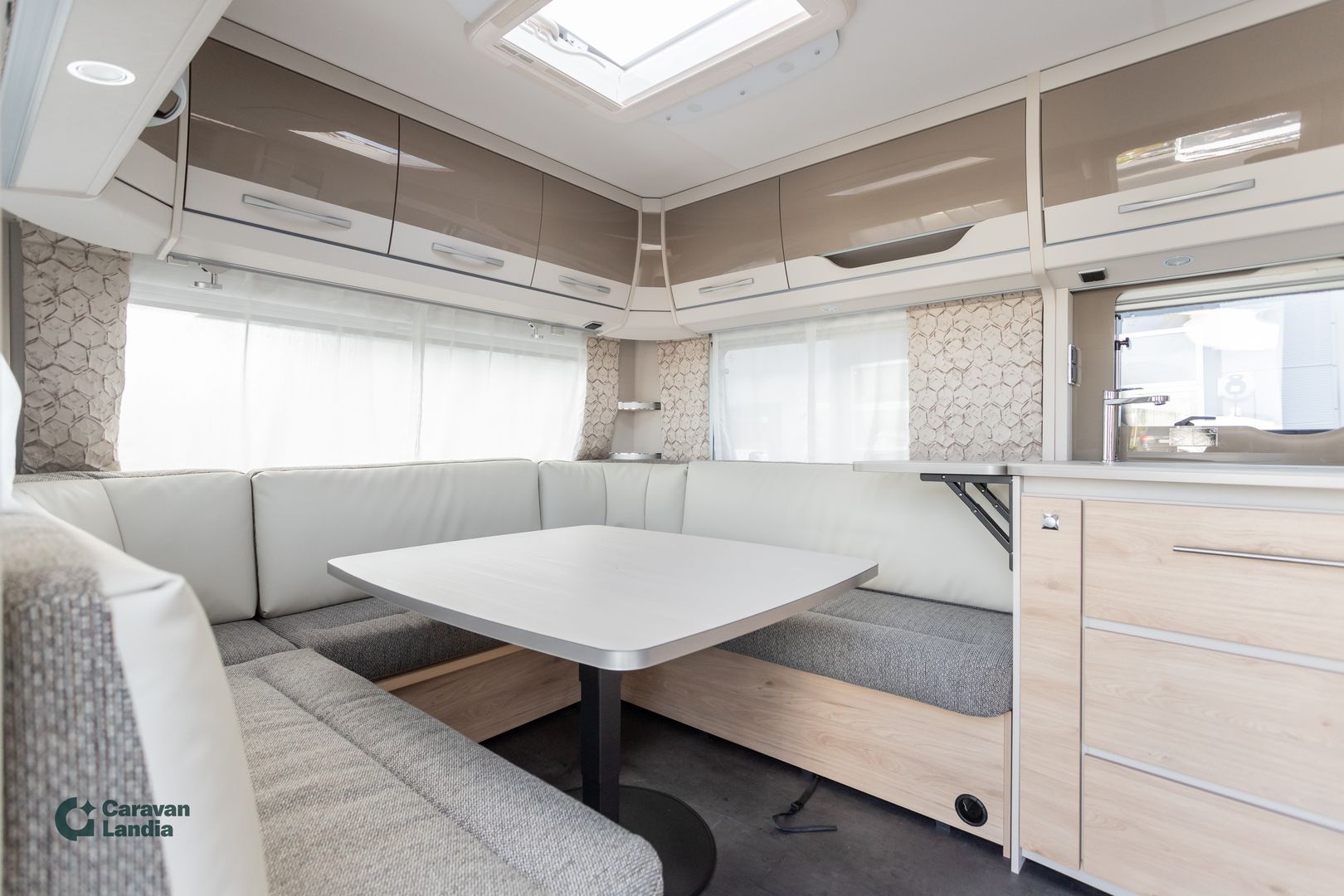 Dethleffs Nomad 760 DR ** HINTAA LASKETTU 5000€, TRUMA-SÄHKÖPATRUUNA, SAAREKEVUODE, ISO-PÖYTÄRYHMÄ **, kuva 8