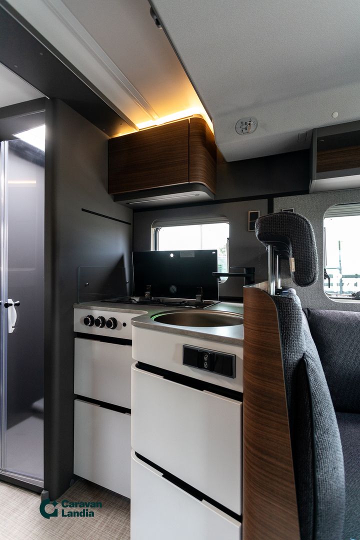 Hymer B-ModernComfort T 680 417 CDI 170 hv ** HETI TOIMITUKSEEN, ALDE-TALVIPAKETTI, ERILLISVUODE, HUBBET-VUODE **, kuva 12