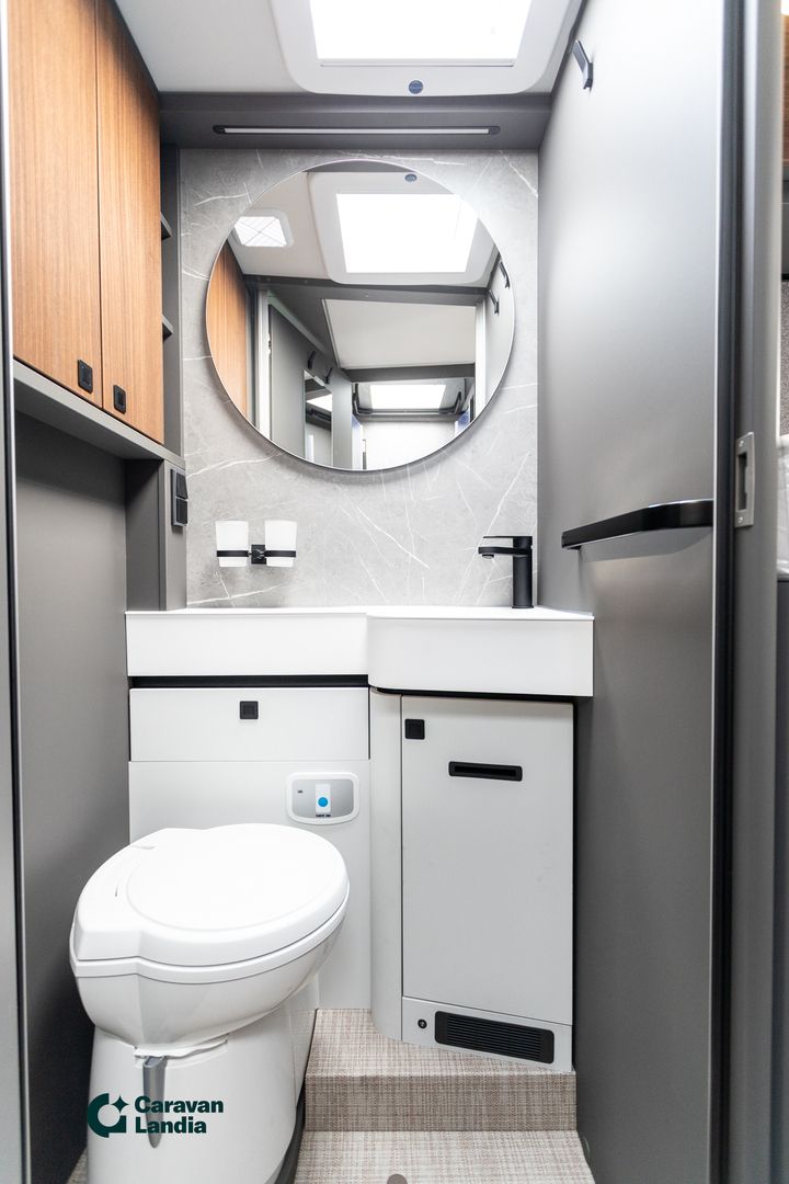 Hymer B-ModernComfort T 680 417 CDI 170 hv ** HETI TOIMITUKSEEN, ALDE-TALVIPAKETTI, ERILLISVUODE, HUBBET-VUODE **, kuva 16