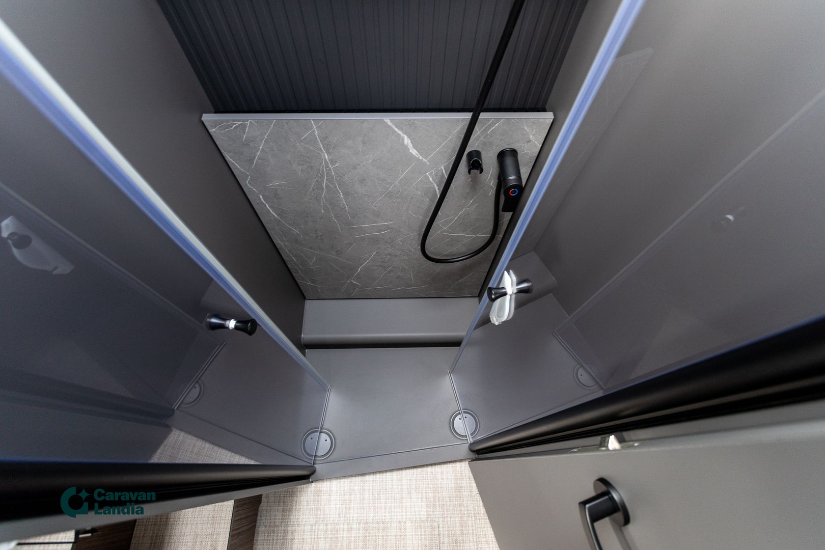 Hymer B-ModernComfort T 680 417 CDI 170 hv ** HETI TOIMITUKSEEN, ALDE-TALVIPAKETTI, ERILLISVUODE, HUBBET-VUODE **, kuva 19