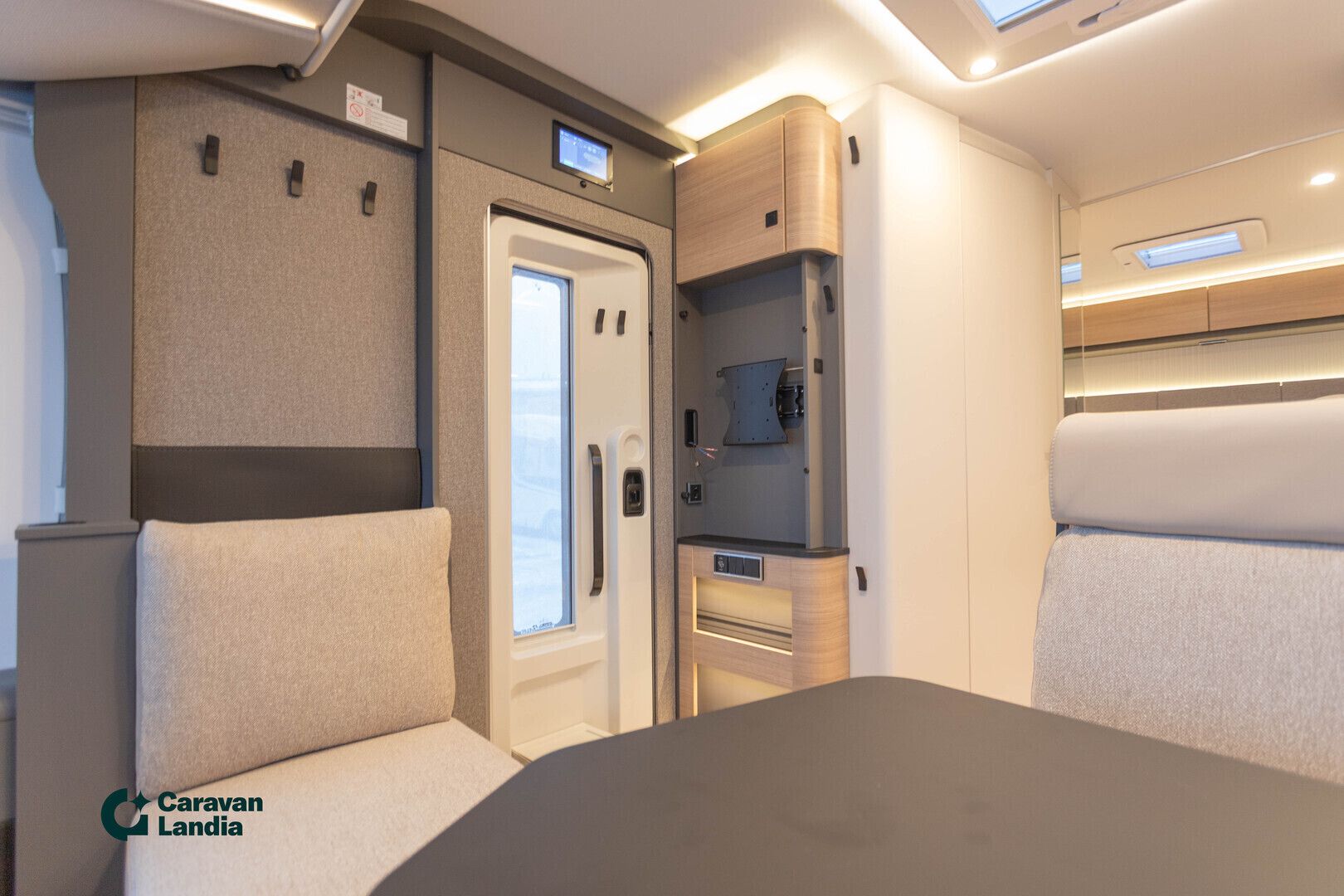 Hymer B-ModernComfort I 600 417 CDI 170hv ** ERILLISVUOTEET, TRUMA-DIESEL, HUBBET **, kuva 12