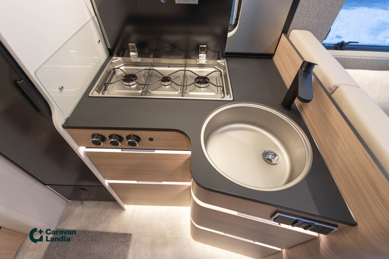 Hymer B-ModernComfort I 600 417 CDI 170hv ** ERILLISVUOTEET, TRUMA-DIESEL, HUBBET **, kuva 16