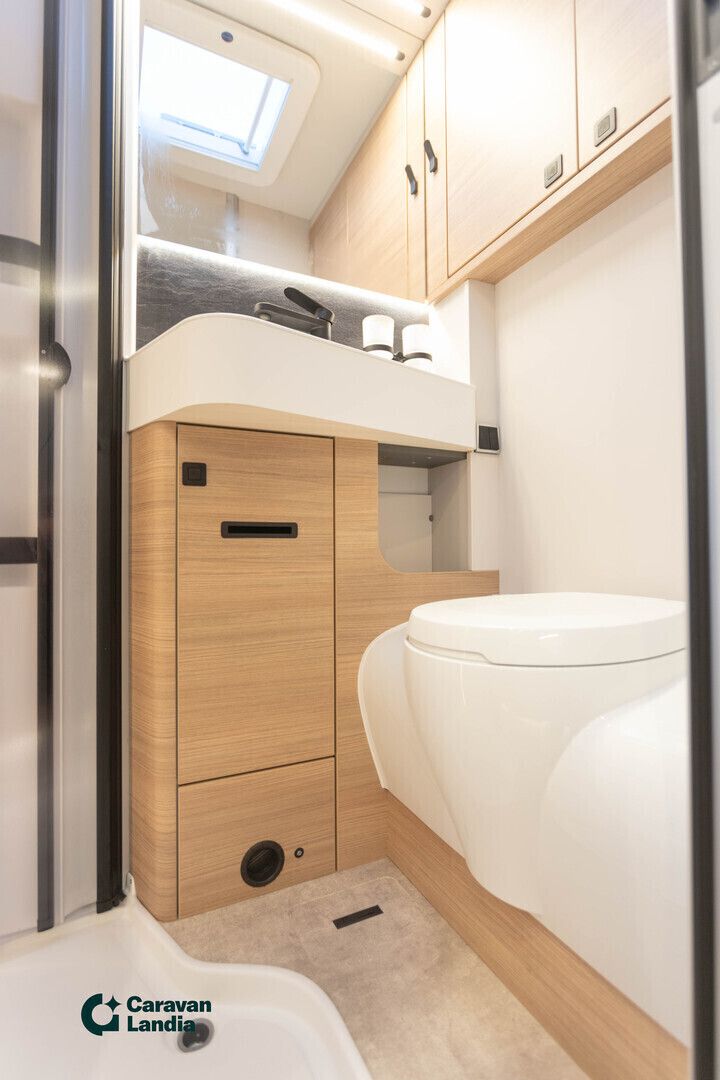 Hymer B-ModernComfort I 600 417 CDI 170hv ** ERILLISVUOTEET, TRUMA-DIESEL, HUBBET **, kuva 18