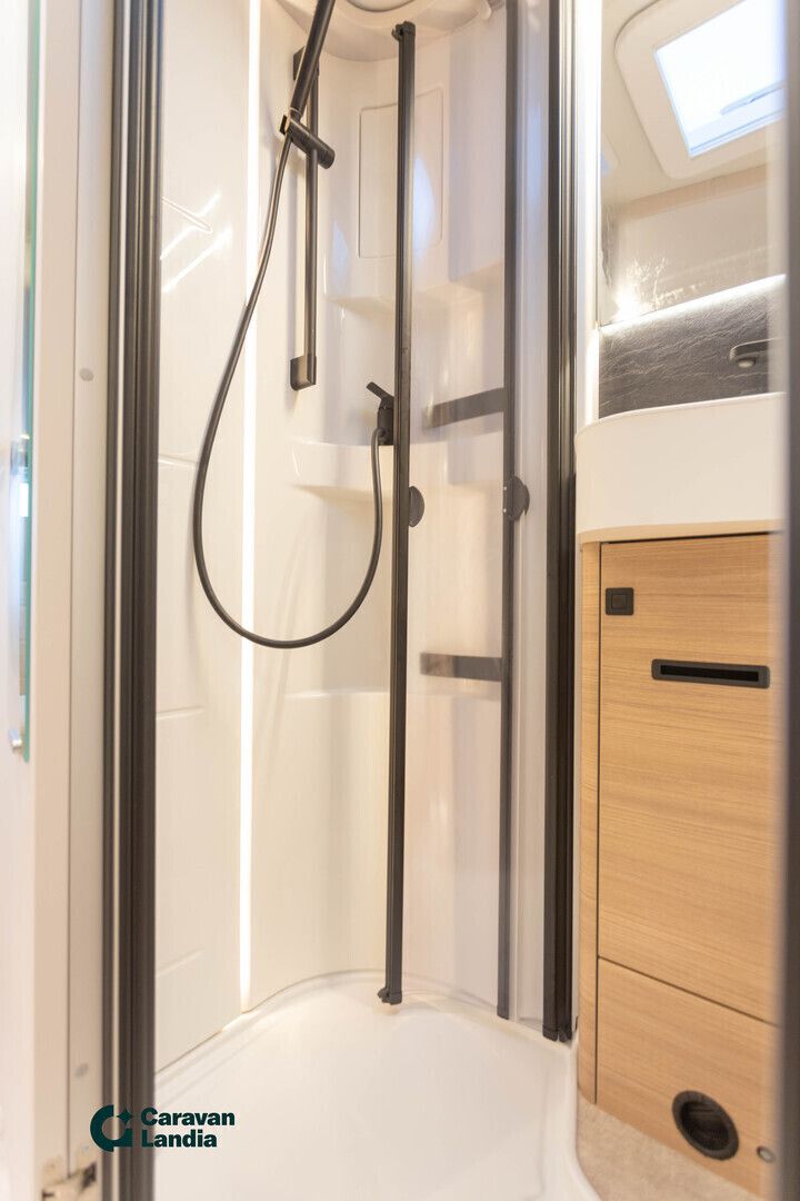 Hymer B-ModernComfort I 600 417 CDI 170hv ** ERILLISVUOTEET, TRUMA-DIESEL, HUBBET **, kuva 19