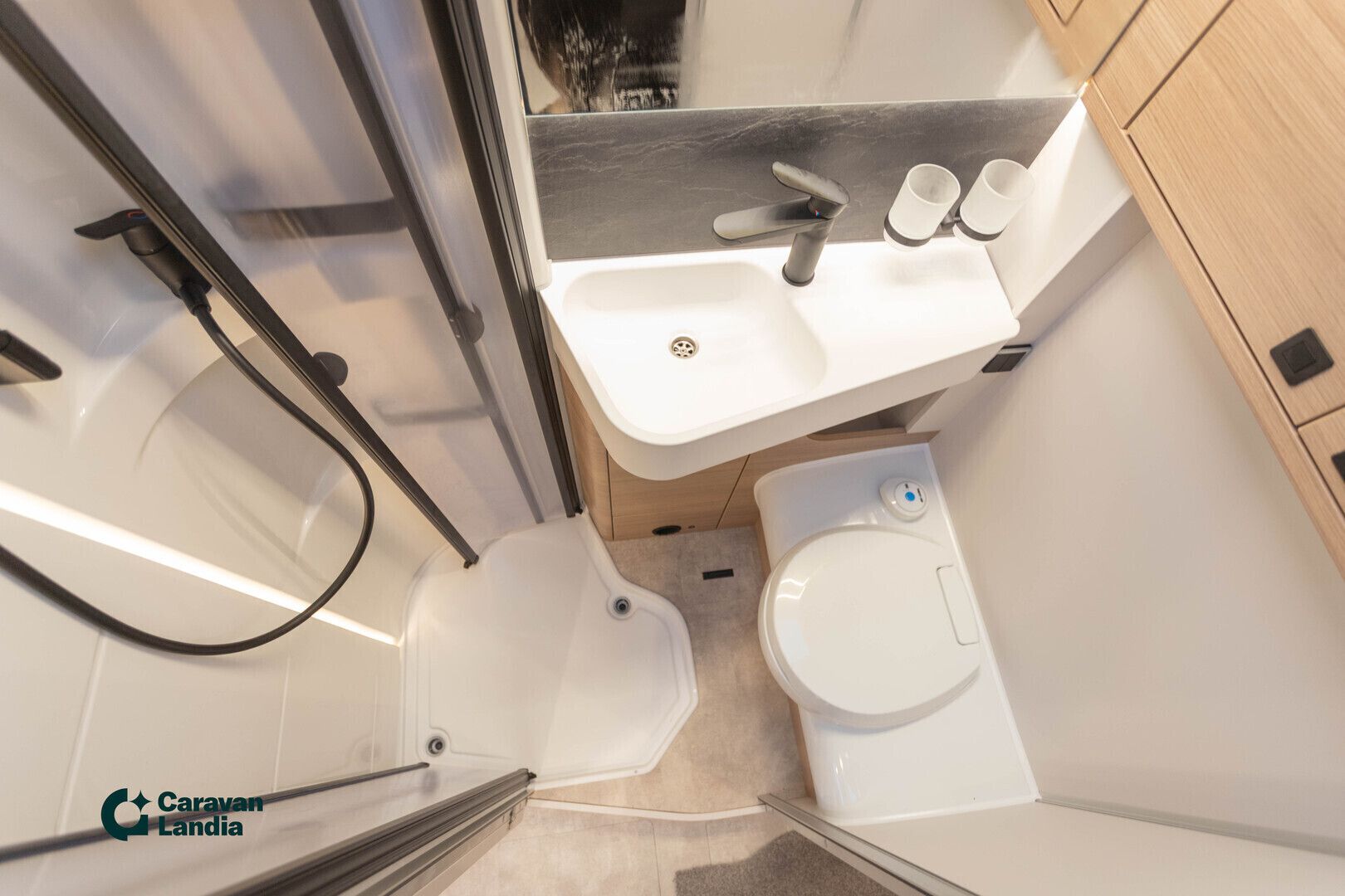 Hymer B-ModernComfort I 600 417 CDI 170hv ** ERILLISVUOTEET, TRUMA-DIESEL, HUBBET **, kuva 20