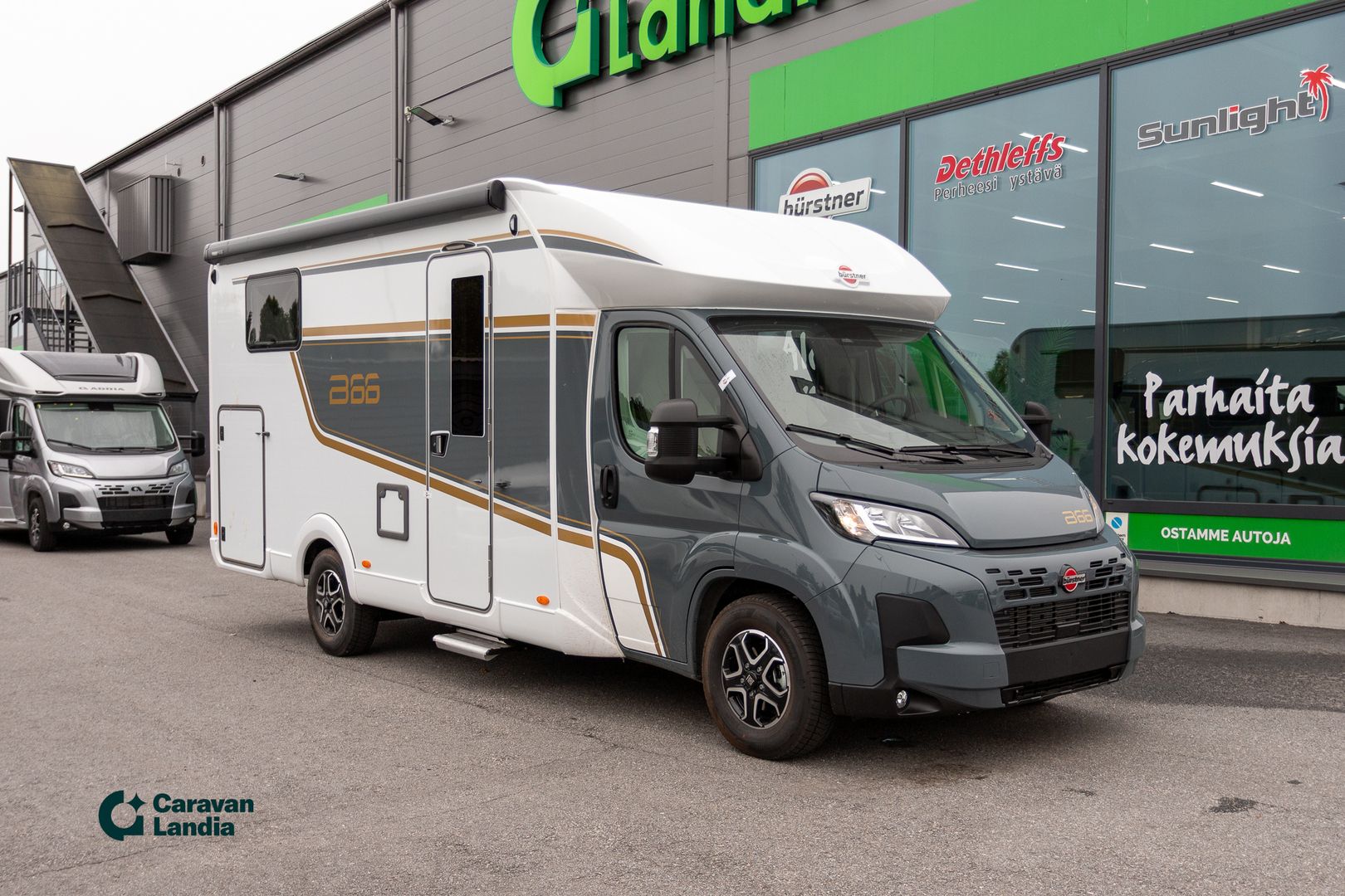 Burstner B66 Lyseo TD 690 G 2.2 MJET 140 hv ** AUTOMAATTI, HUIPPU-UUTUUS, ERILLISVUOTEET, HUBBET **, kuva 1