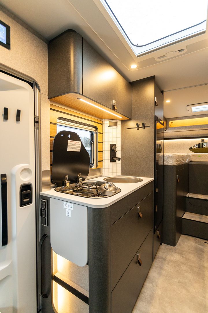 Hymer ML-T 570 Xperience 417 CDI 170 hv ** JUURI SAAPUNUT, HUIPPUVARUSTELU, ERILLISVUOTEET, TRUMA-DIESEL, TALVIPAKETTI **, kuva 12