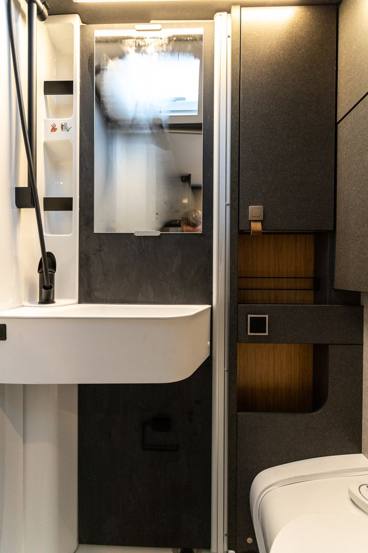 Hymer ML-T 570 Xperience 417 CDI 170 hv ** JUURI SAAPUNUT, HUIPPUVARUSTELU, ERILLISVUOTEET, TRUMA-DIESEL, TALVIPAKETTI **, kuva 16