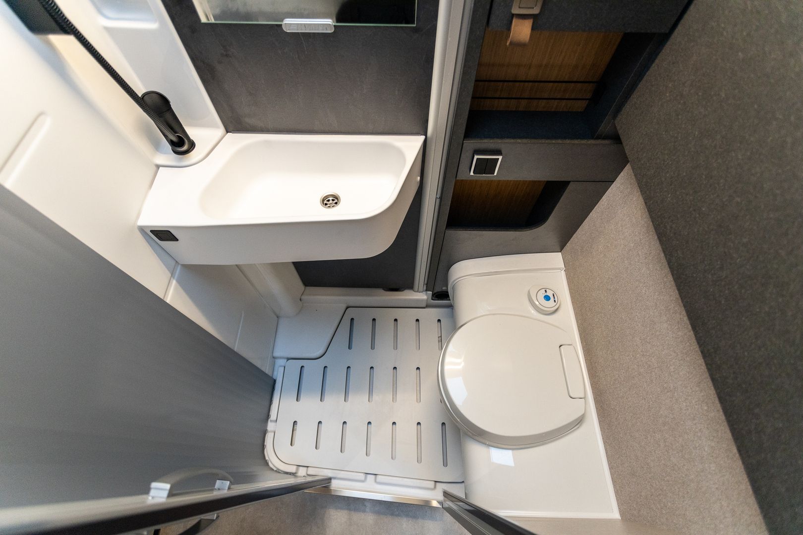 Hymer ML-T 570 Xperience 417 CDI 170 hv ** JUURI SAAPUNUT, HUIPPUVARUSTELU, ERILLISVUOTEET, TRUMA-DIESEL, TALVIPAKETTI **, kuva 17
