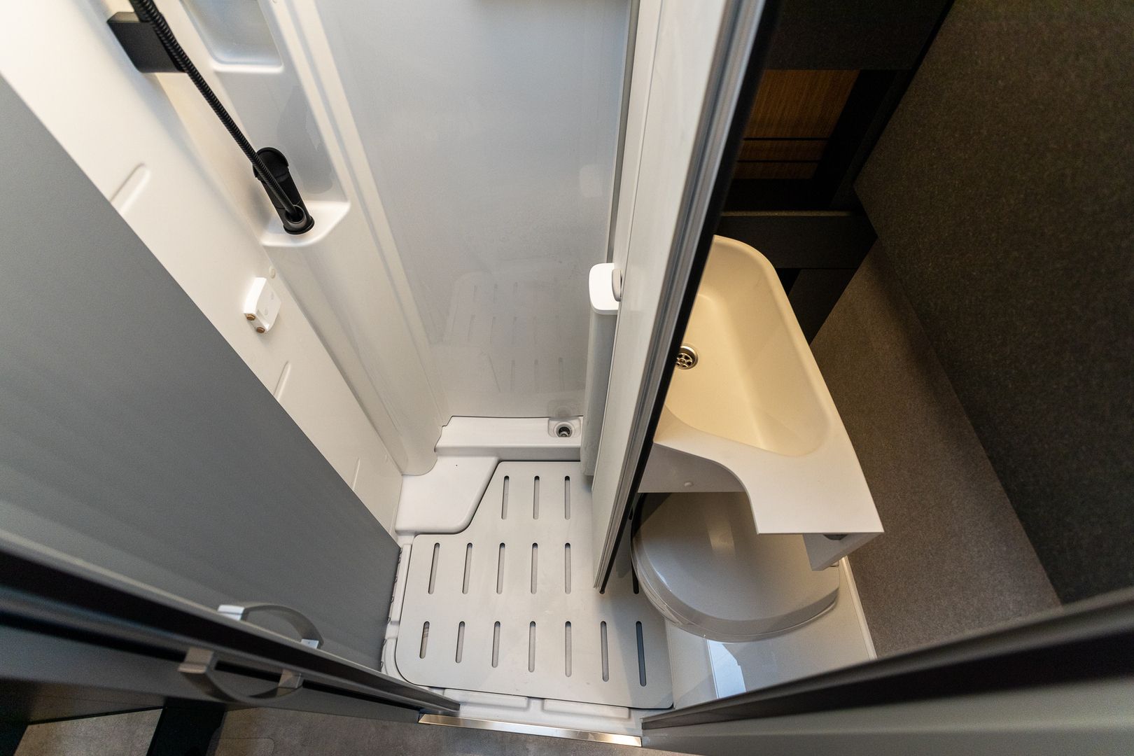 Hymer ML-T 570 Xperience 417 CDI 170 hv ** JUURI SAAPUNUT, HUIPPUVARUSTELU, ERILLISVUOTEET, TRUMA-DIESEL, TALVIPAKETTI **, kuva 18