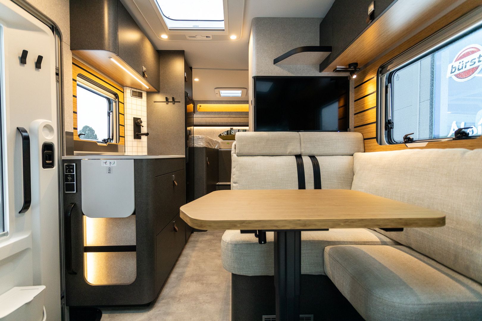Hymer ML-T 570 Xperience 417 CDI 170 hv ** JUURI SAAPUNUT, HUIPPUVARUSTELU, ERILLISVUOTEET, TRUMA-DIESEL, TALVIPAKETTI **, kuva 8