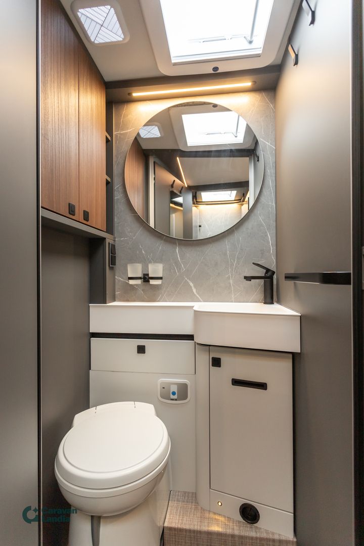 Hymer B-ModernComfort I 680 417 CDI 170hv ** HETI TOIMITUKSEEN, ERILLISVUOTEET, HUBBET, TRUMA, NAHKASISUSTA **, kuva 14