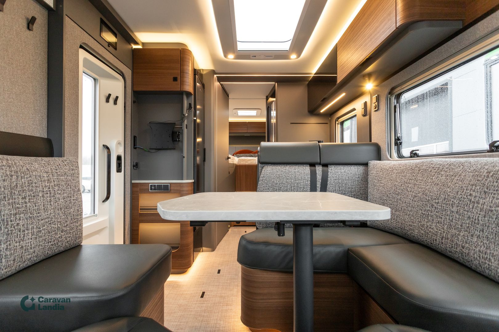 Hymer B-ModernComfort I 680 417 CDI 170hv ** HETI TOIMITUKSEEN, ERILLISVUOTEET, HUBBET, TRUMA, NAHKASISUSTA **, kuva 7