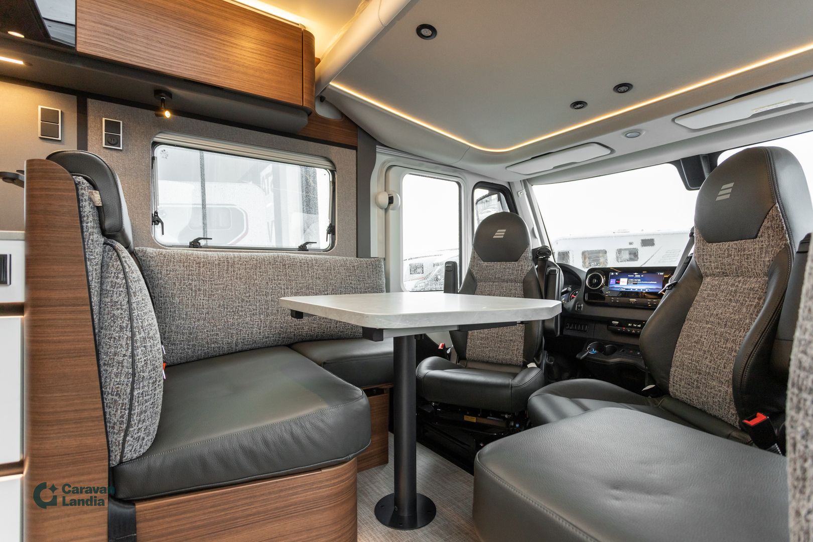 Hymer B-ModernComfort I 680 417 CDI 170hv ** HETI TOIMITUKSEEN, ERILLISVUOTEET, HUBBET, TRUMA, NAHKASISUSTA **, kuva 8