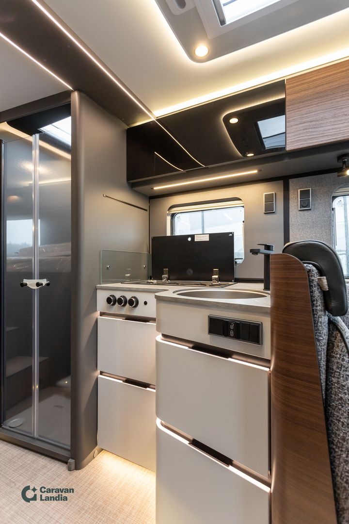 Hymer B-ModernComfort I 680 417 CDI 170hv ** HETI TOIMITUKSEEN, ERILLISVUOTEET, HUBBET, TRUMA, NAHKASISUSTA **, kuva 9
