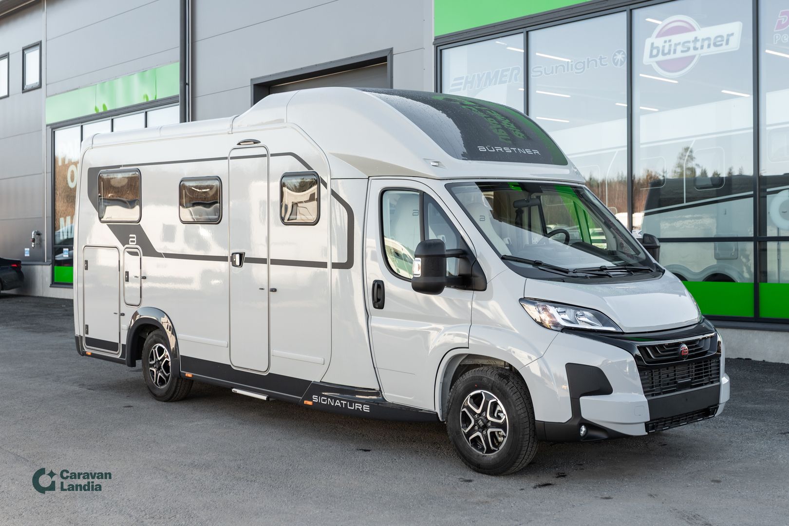 Burstner Signature SFT 7.1 2.2 Mjet 140hv ** HETI TOIMITUKSEEN, UUTUUSMALLI, AUTOMAATTI, ERILLISVUOTEET, SÄHKÖ-HUBBET **, kuva 1