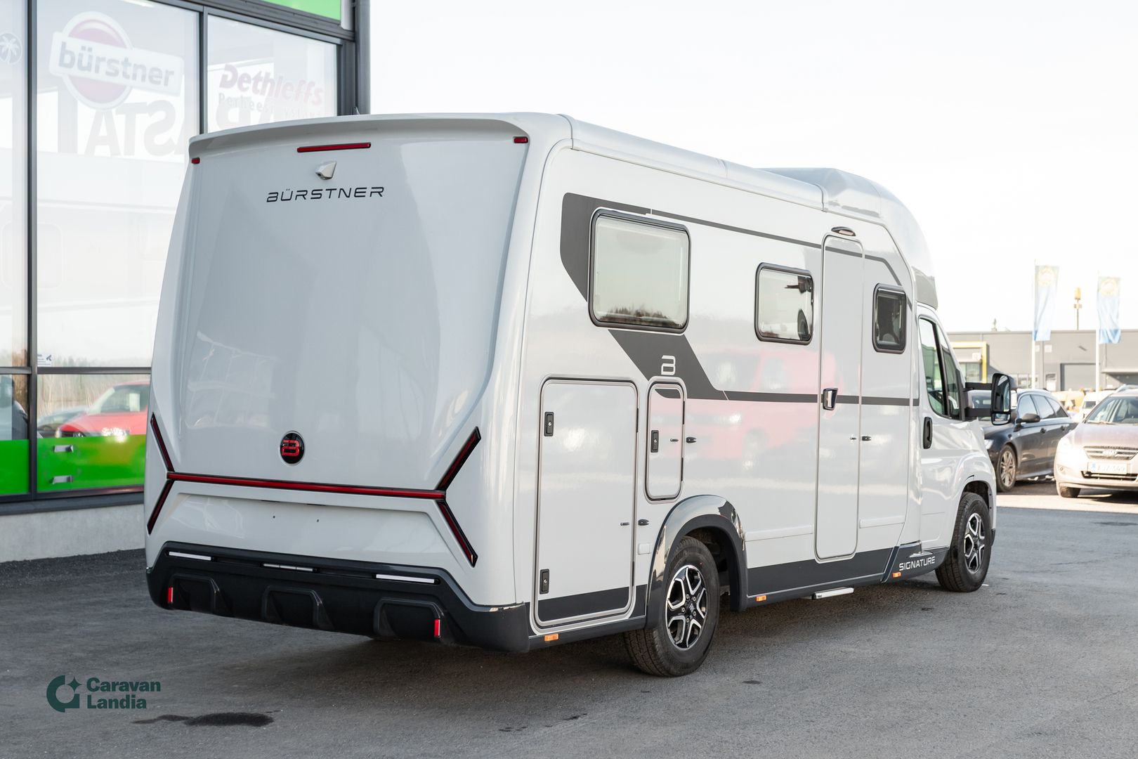 Burstner Signature SFT 7.1 2.2 Mjet 140hv ** HETI TOIMITUKSEEN, UUTUUSMALLI, AUTOMAATTI, ERILLISVUOTEET, SÄHKÖ-HUBBET **, kuva 3