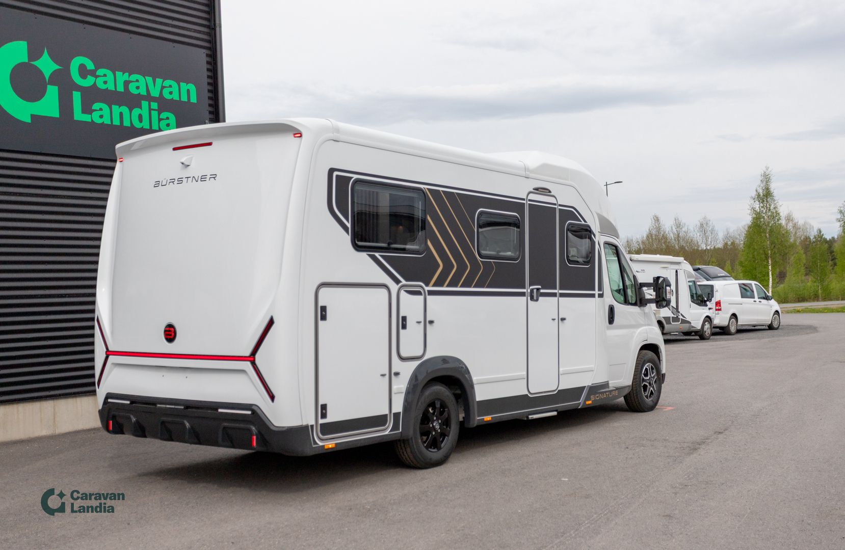 Burstner Signature SFT 7.1 2.2 MJET 140 hv ** HETI TOIMITUKSEEN, UUTUUSMALLI, AUTOMAATTI, ERILLISVUOTEET, HUBBET **, kuva 3