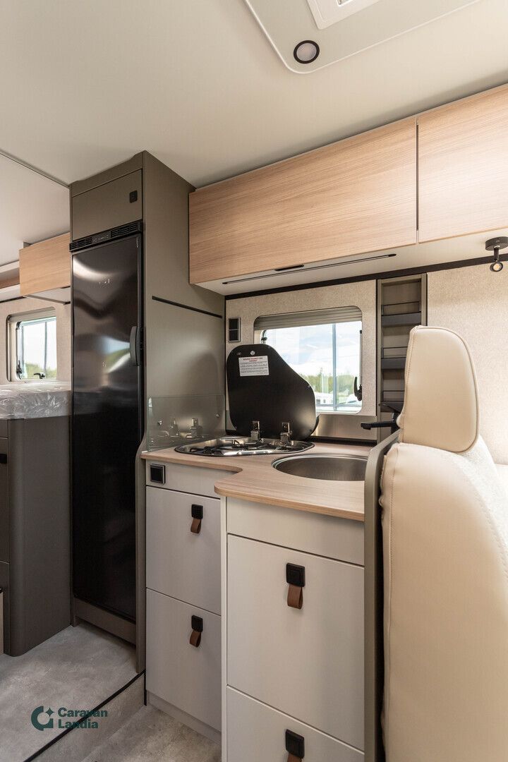 Hymer GT-S 600 417 CDI 170hv ** HETI TOIMITUKSEEN, UUTUUSMALLI, ERILLISVUODE, STONE GREY ULKOVÄRI, TRUMA-DIESEL **, kuva 12