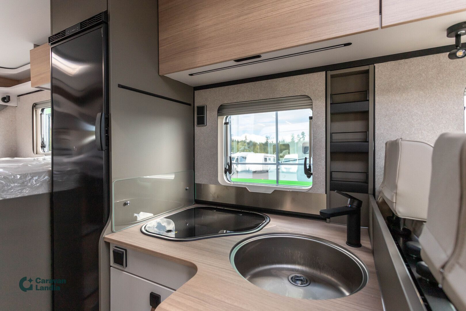 Hymer GT-S 600 417 CDI 170hv ** HETI TOIMITUKSEEN, UUTUUSMALLI, ERILLISVUODE, STONE GREY ULKOVÄRI, TRUMA-DIESEL **, kuva 23