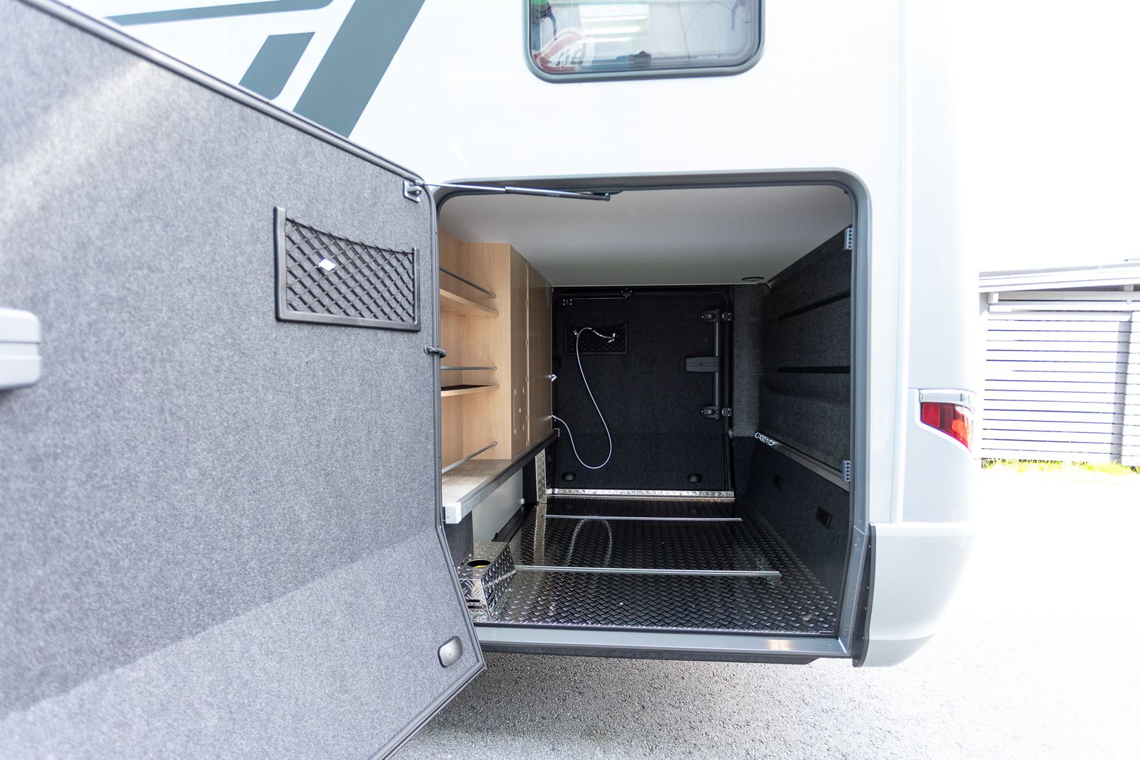 Hymer B-Masterline T 780 Blackline 417 CDI 170hv ** HUIPPU VARUSTELTU, TALVIPAKETTI, ERILLISVUOTEET, ALDE **, kuva 34