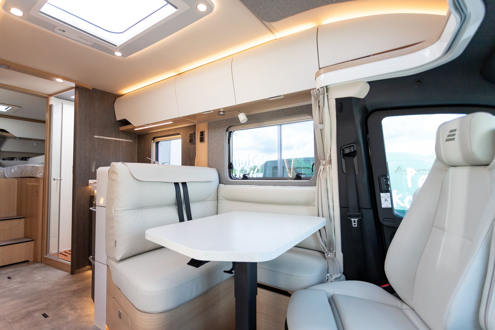 Hymer B-Masterline T 780 Blackline 417 CDI 170hv ** HUIPPU VARUSTELTU, TALVIPAKETTI, ERILLISVUOTEET, ALDE **, kuva 8