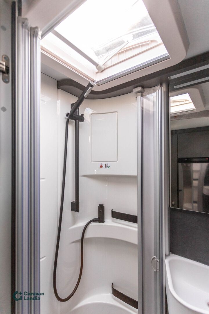 Hymer ML-T 580 CrossTrail 419 CDI 190hv ** HETI TOIMITUKSEEN, TALVIPAKETTI, NELIVETO, ERILLISVUOTEET, TRUMA DIESEL **, kuva 19