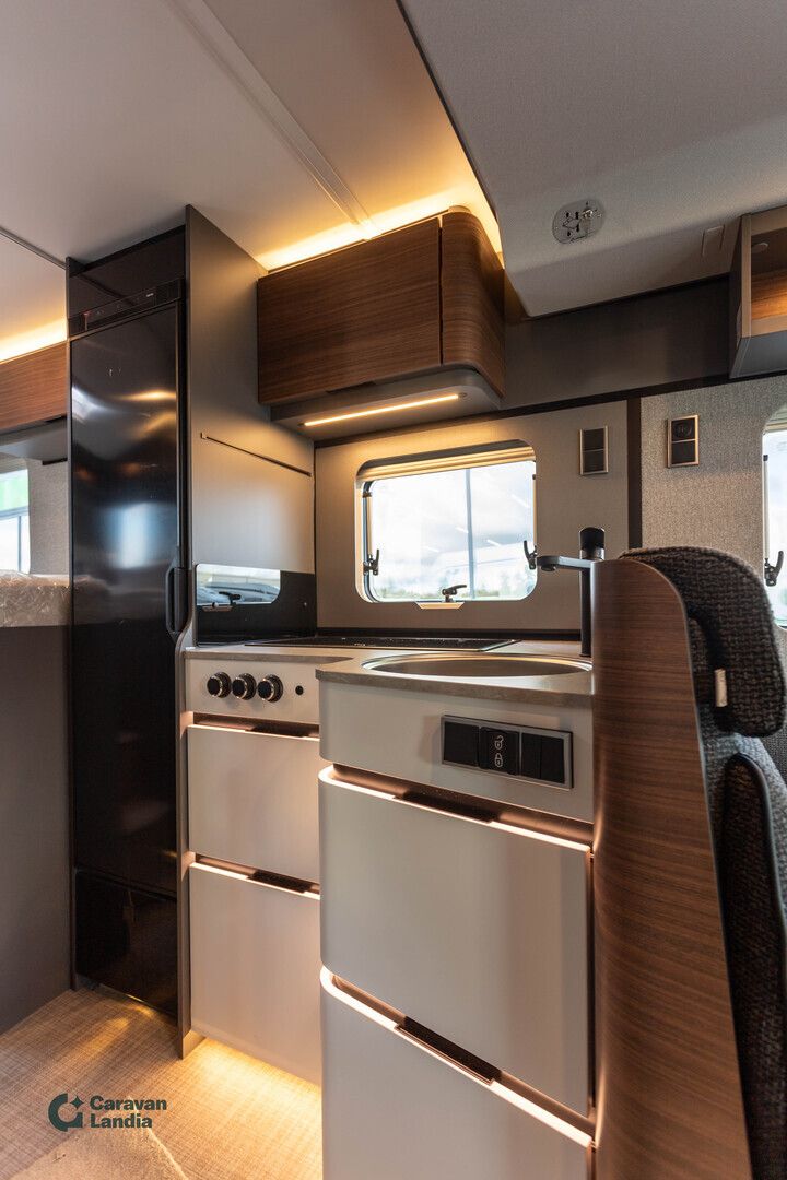Hymer B-MC T 600 417 CDI 170hv ** HETI TOIMITUKSEEN, TALVIPAKETTI, LASKUVUODE, ERILLISVUOTEET, TRUMA DIESEL **, kuva 12