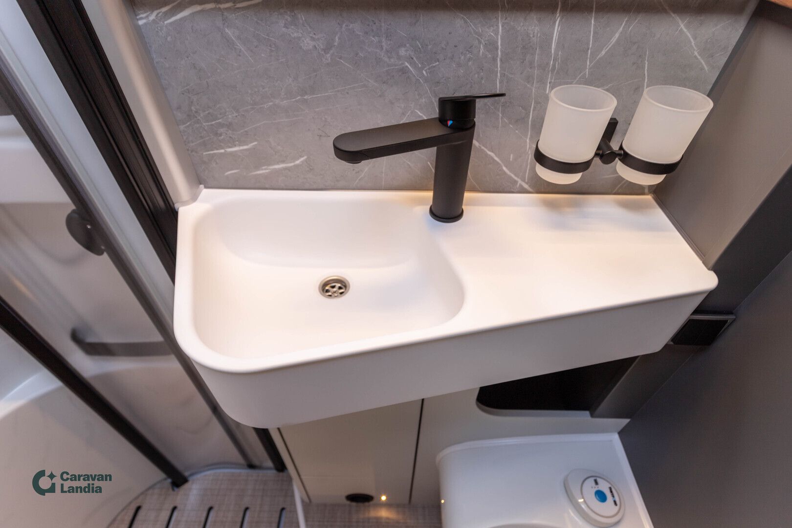 Hymer B-MC T 600 417 CDI 170hv ** HETI TOIMITUKSEEN, TALVIPAKETTI, LASKUVUODE, ERILLISVUOTEET, TRUMA DIESEL **, kuva 21