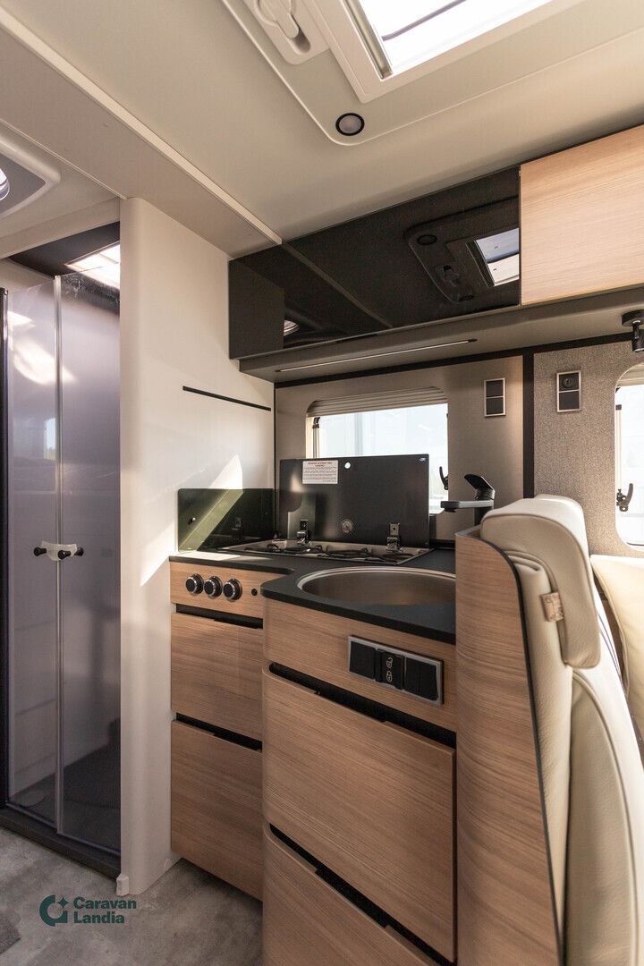 Hymer B-MC I 680 417 CDI 170hv ** HETI TOIMITUKSEEN, HUIPPUVARUSTELTU, TARMAC GREY ULKOVÄRI, ARKTIS PAKETTI, ALDE **, kuva 12