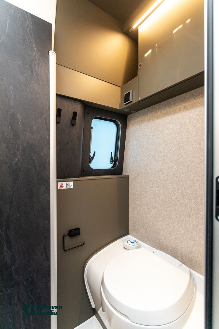 Hymer Grand Canyon S 700 Crosstrail 419 CDI 190hv ** HETI TOIMITUKSEEN, TALVIPAKETTI, TRUMA DIESEL, NELIVETO **, kuva 18
