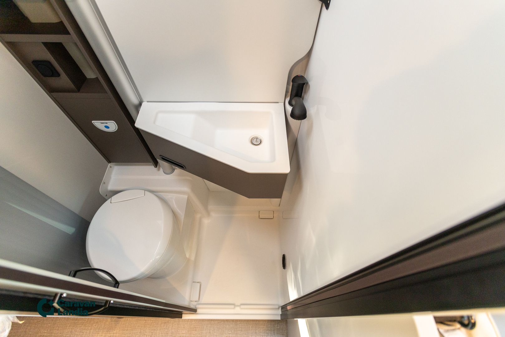 Burstner Campeo B66 640 C 2.2 MJET 140 hv **TULOSSA, UUTUUSMALLI, AUTOMAATTI, ERILLISVUOTEET, DIESEL-TRUMA**, kuva 19