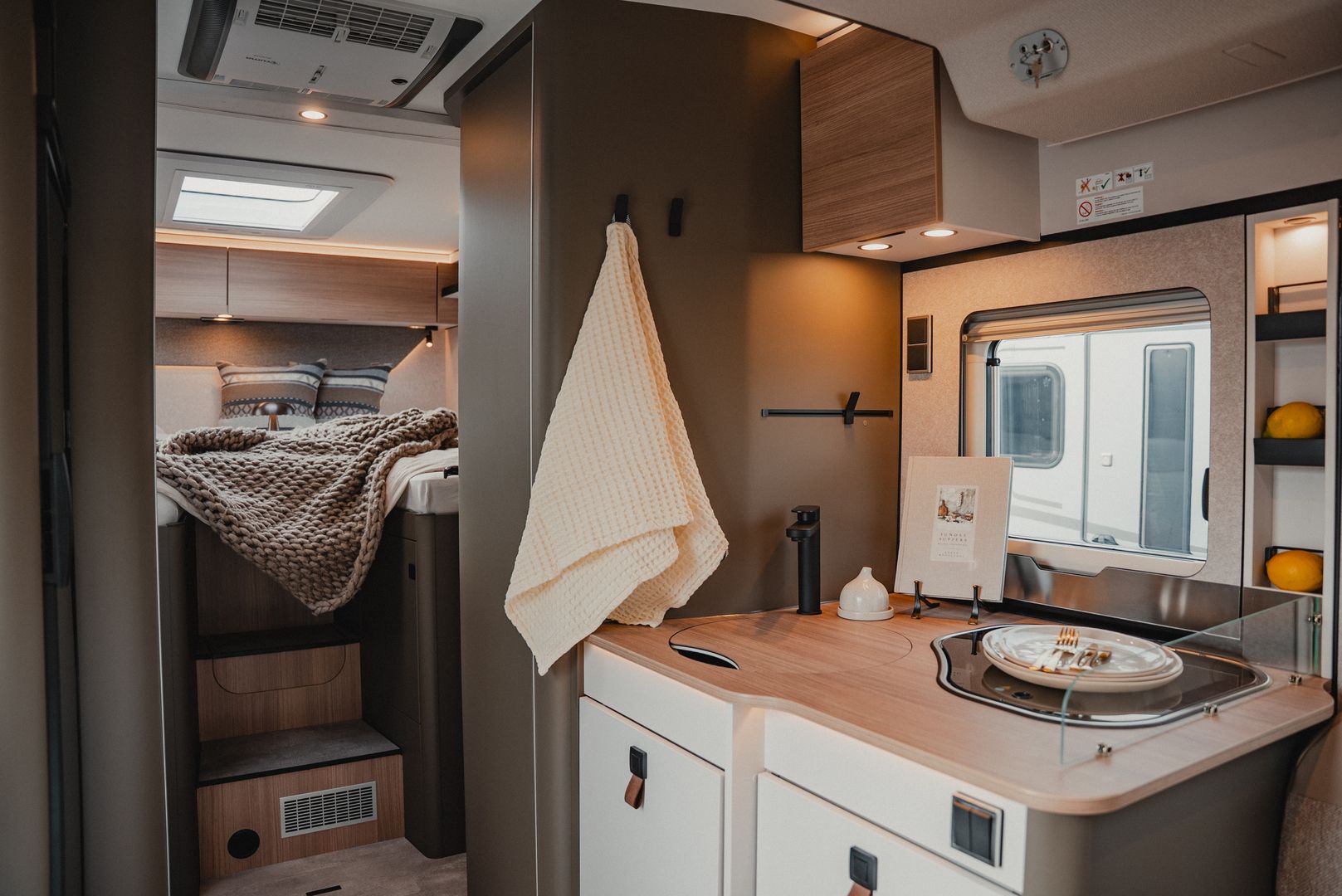 Hymer GT-S 685 417 CDI 170hv ** UUTUUS MALLI, ERILLISVUOTEET, STONEGREY ULKOVÄRI, TRUMA-DIESEL **, kuva 4