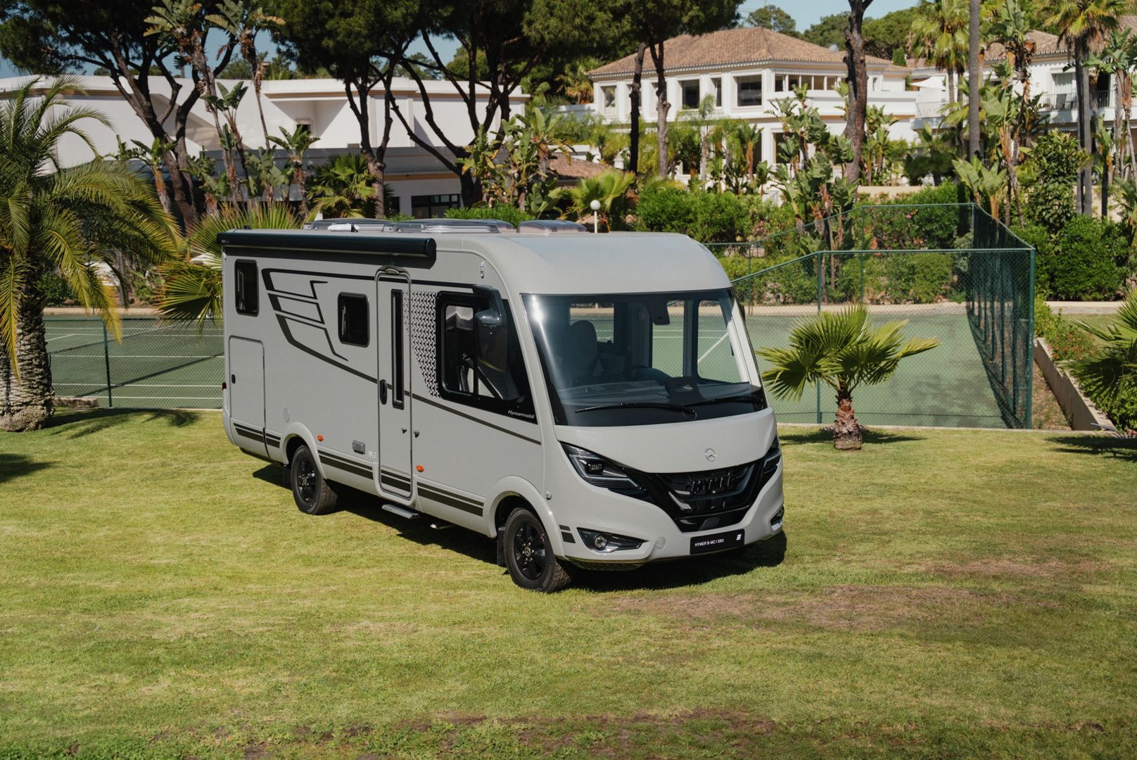 Hymer B-MC I 580 417 CDI 170hv ** ERILLISVOUTEET, TARMAC GREY ULKOVÄRI, TRUMA-DIESEL ***, kuva 1