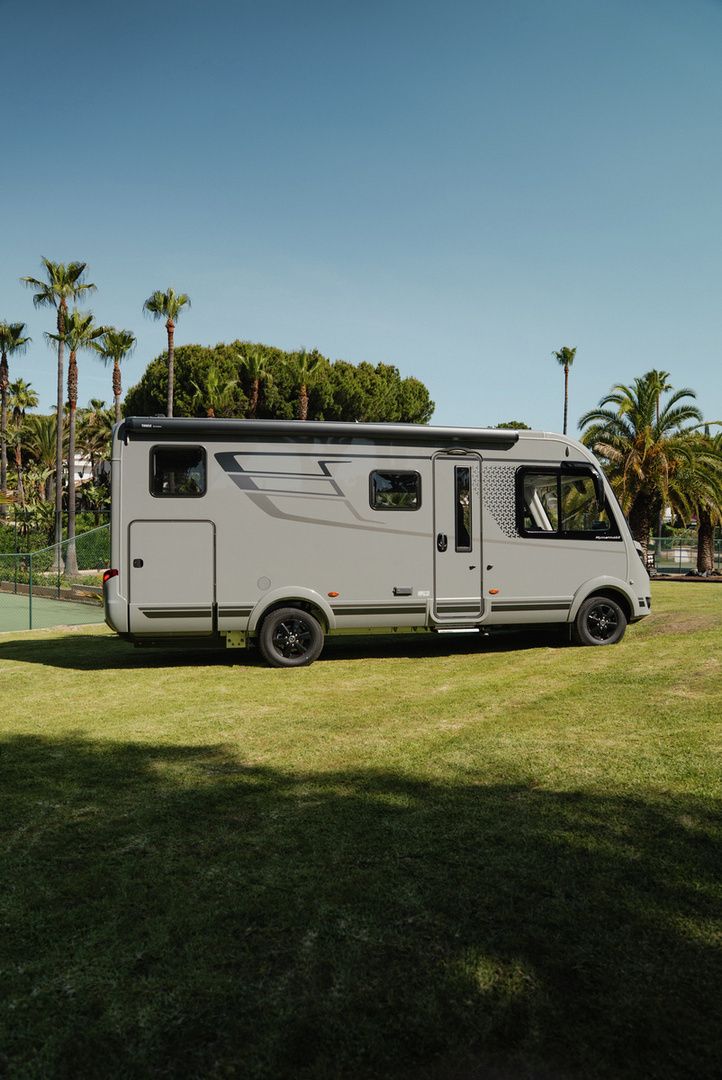 Hymer B-MC I 580 417 CDI 170hv ** ERILLISVOUTEET, TARMAC GREY ULKOVÄRI, TRUMA-DIESEL ***, kuva 3