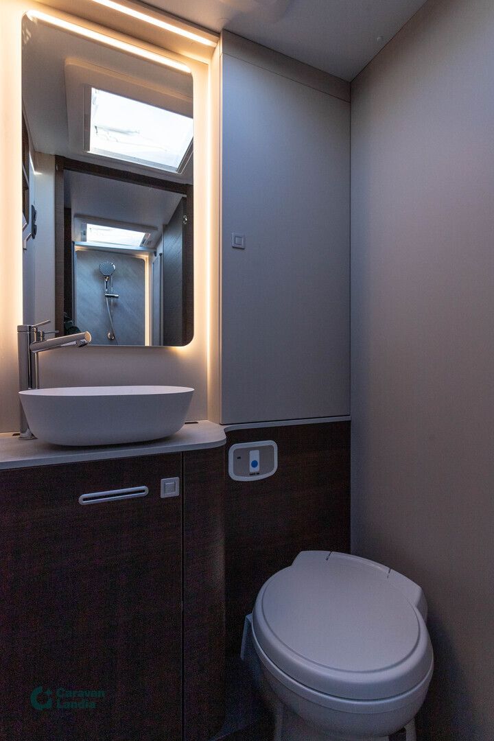 Adria Matrix Supreme 670 DL 2.2 Mjet 140hv ** HETI TOIMITUKSEEN, HUIPPUTYYLIKÄS, AVARA ISTUINRYHMÄ, ALDE-DIESEL **, kuva 18