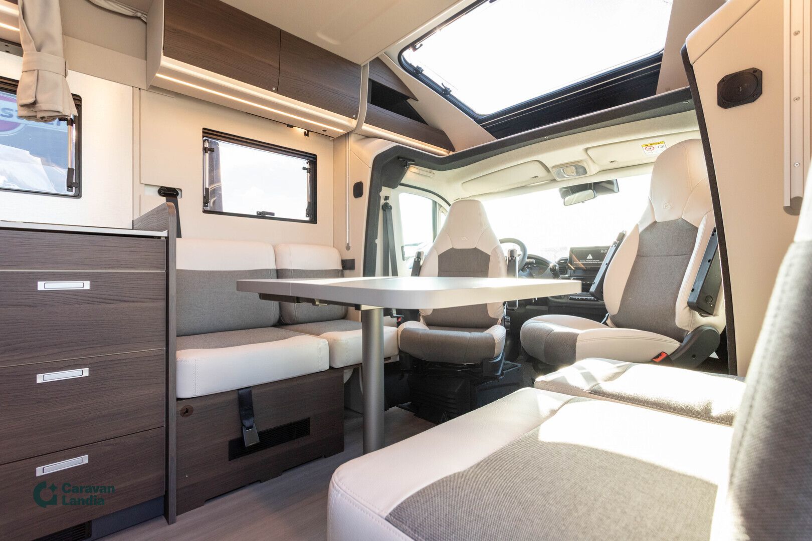 Adria Matrix Supreme 670 DL 2.2 Mjet 140hv ** HETI TOIMITUKSEEN, HUIPPUTYYLIKÄS, AVARA ISTUINRYHMÄ, ALDE-DIESEL **, kuva 9