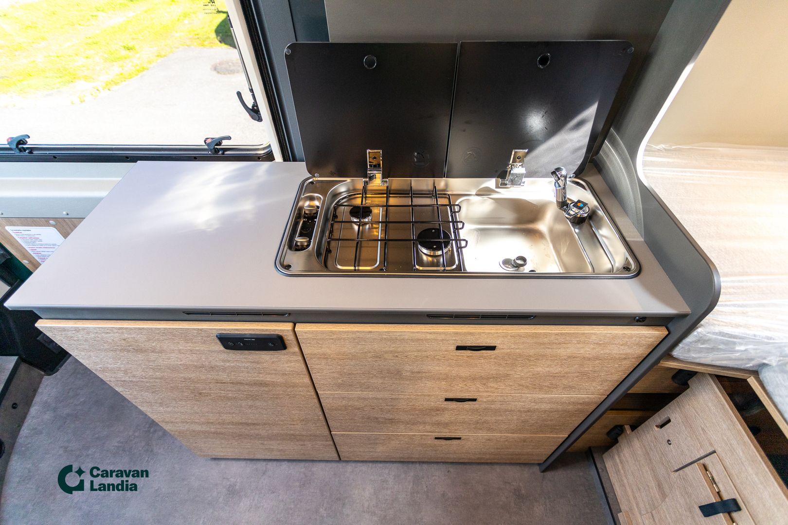 Dethleffs Globetrail 75k Iconic Edition 2.2 MJET 140 hv ** HETI TOIMITUKSEEN, ERIKOISMALLI VAIN CARAVANLANDIASTA, ERILLISVUOTEET, AUTOMAATTI**, kuva 12