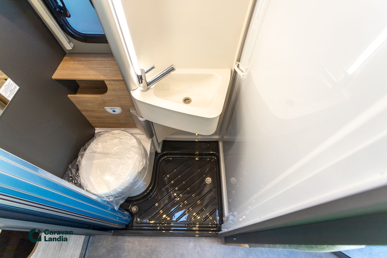 Dethleffs Globetrail 75k Iconic Edition 2.2 MJET 140 hv ** HETI TOIMITUKSEEN, ERIKOISMALLI VAIN CARAVANLANDIASTA, ERILLISVUOTEET, AUTOMAATTI**, kuva 16