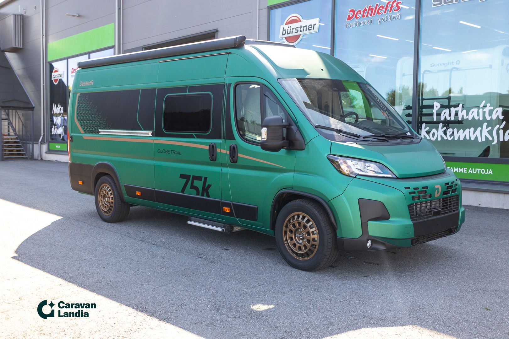 Dethleffs Globetrail 75k Iconic Edition 2.2 MJET 140 hv ** HETI TOIMITUKSEEN, ERIKOISMALLI VAIN CARAVANLANDIASTA, ERILLISVUOTEET, AUTOMAATTI**, kuva 1