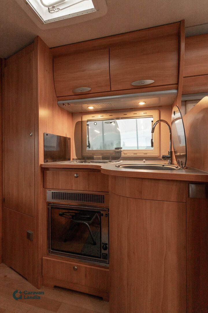 Adria Coral S 650 SP 2.3 Mjet 130hv ** TRUMA-SÄHKÄPATRUUNA, PITKITTÄINEN PARIVUODE, MARKIISI **, kuva 9